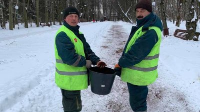 У вінницькому парку кавовою гущею посипали доріжки
