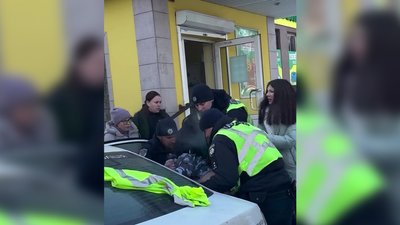 Мобілізація у Чернігові: поліцейські затримали чоловіка та доставили його до ТЦК та СП