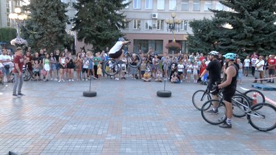 У Рівному велосипедисти влаштували екстрим-день, щоб зібрати гроші на дрон для військових