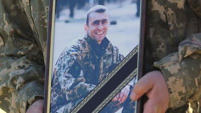 На Чернігівщині попрощалися з двома захисниками України На Чернігівщині попрощалися з двома захисниками України