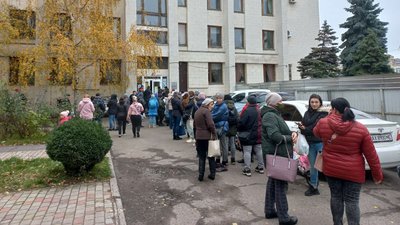 "Люди потребують сезонні речі": у Полтаві знову працює пункт видачі речей "Тепла кофта"