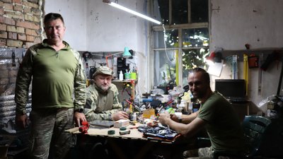 Майструють дрони у росіян під носом. Як сапери 102 бригади вдосконалюють та створюють машинки для розмінування Майструють дрони у росіян під носом. Як сапери 102 бригади вдосконалюють та створюють машинки для розмінування