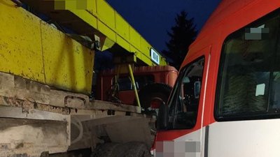 У місті на Волині вантажний автокран не розминувся з маршруткою У місті на Волині вантажний автокран не розминувся з маршруткою