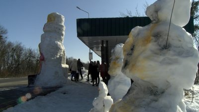 У громаді під Луцьком зліпили величезного сніговика-кухаря У громаді під Луцьком зліпили величезного сніговика-кухаря