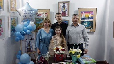 "Малювання дає відпочити від реальності". У Сумах відкрилася виставка 9-річної художниці "Малювання дає відпочити від реальності". У Сумах відкрилася виставка 9-річної художниці
