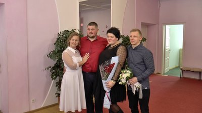 Наречені Олена та Віталій Семеренки з друзями та рідними Наречені Олена та Віталій Семеренки з друзями та рідними