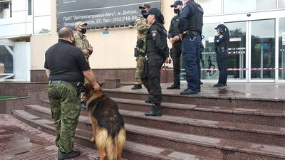 В Запоріжжі повідомили про замінування 9 шкіл та ТЦ "Україна"
