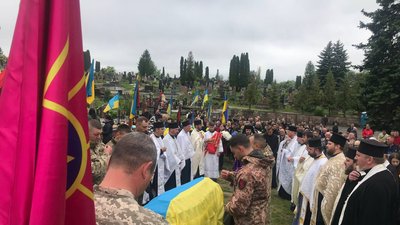 У Тернополі попрощалися із військовослужбовцем Ярославом Кондратюком У Тернополі попрощалися із військовослужбовцем Ярославом Кондратюком