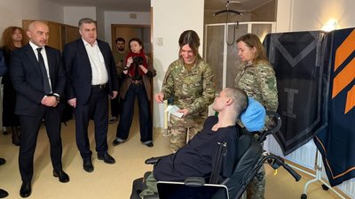 Голова НБУ Андрій Пишний та Член Правління Приватбанку Дмитро Мусієнко відвідали ветерана