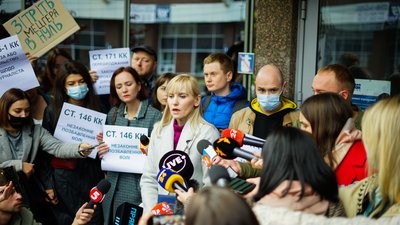 Напад на журналістів "Схем": під "Укрексімбанком" відбулася акція протесту Напад на журналістів "Схем": під "Укрексімбанком" відбулася акція протесту