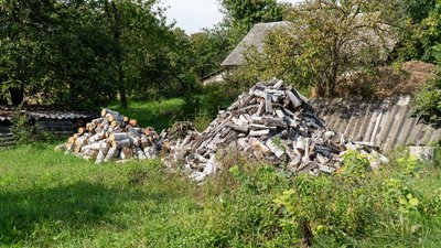 Місцеві жителі Чернігівщини готуються до зими: заготовляють дрова Місцеві жителі Чернігівщини готуються до зими: заготовляють дрова