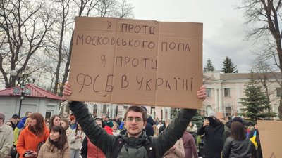 Віряни, які за перехід собору Олександра Невського до ПЦУ вимагають, аби священники МП допустили до храму ревізійну комісію. Віряни, які за перехід собору Олександра Невського до ПЦУ вимагають, аби священники МП допустили до храму ревізійну комісію.