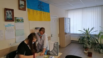 У Кропивницькому студенти Донецького медуніверситету доглядають за пацієнтами у госпіталі У Кропивницькому студенти Донецького медуніверситету доглядають за пацієнтами у госпіталі