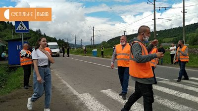 Люди продовжують перекривати дорогу Стрілки-Мшанець, що на Львівщині Люди продовжують перекривати дорогу Стрілки-Мшанець, що на Львівщині