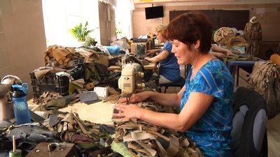 П’ять видів маскувальних костюмів розробили та виготовляють для ЗСУ волонтери з центру "Житомирські калинки"