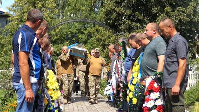 В Слоуті на Сумщині попрощались з 38-річним військовим Олександром Костюченком, що загинув на Херсонщині В Слоуті на Сумщині попрощались з 38-річним військовим Олександром Костюченком, що загинув на Херсонщині
