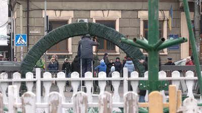 У Рівному біля Злата Плази почали монтаж ялинки. Вона частково замінить міську