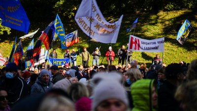 У Києві мітингують профспілки, рух Хрещатиком перекритий У Києві мітингують профспілки, рух Хрещатиком перекритий