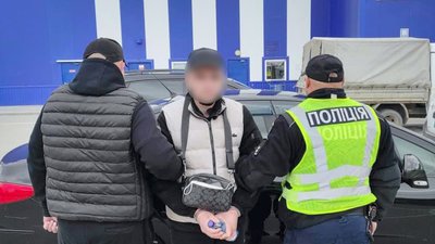 Правоохоронці затримують чоловіка, якого підозрюють у шахрайстві, Хмельниччина