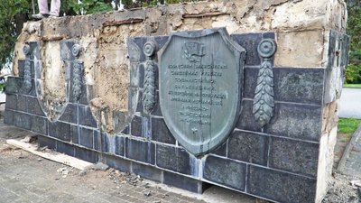 Танк, зірки з серпом і молотом: у місті на Волині зносять радянські пам'ятники Танк, зірки з серпом і молотом: у місті на Волині зносять радянські пам'ятники