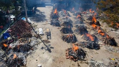 В Індії влаштовують крематорії на вулицях через спалах COVID-19. Європа відправила допомогу В Індії влаштовують крематорії на вулицях через спалах COVID-19. Європа відправила допомогу