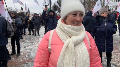 "У мене купують три саморізи на гривню". ФОПи під Радою вимагають скасування касових апаратів "У мене купують три саморізи на гривню". ФОПи під Радою вимагають скасування касових апаратів