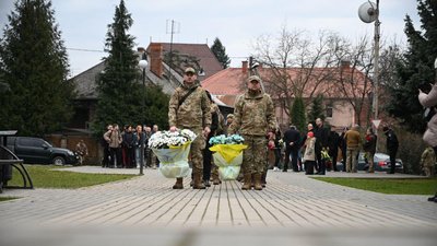 В Ужгороді вшанували пам'ять загиблих на війні закарпатців В Ужгороді вшанували пам'ять загиблих на війні закарпатців