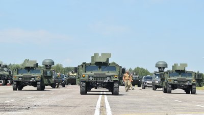 1000 військових та 300 одиниць техніки: біля Чернігова готуються до параду на День Незалежності 1000 військових та 300 одиниць техніки: біля Чернігова готуються до параду на День Незалежності