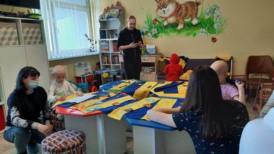 До міжнародного дня онкохворий дітей військові передали пацієнтам львівської лікарні підписаний стяг До міжнародного дня онкохворий дітей військові передали пацієнтам львівської лікарні підписаний стяг