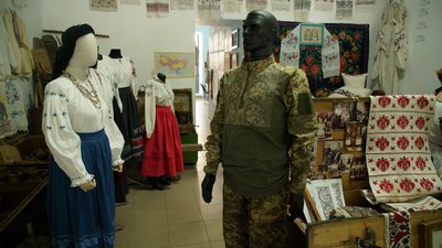 "Вишиванка личить усім". У Кропивницькому в етнолабораторії влаштували фотосесію для кропивничан у вишитих сорочках "Вишиванка личить усім". У Кропивницькому в етнолабораторії влаштували фотосесію для кропивничан у вишитих сорочках