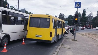 В Одесі водій маршрутки наїхав на пішохода: жінку госпіталізували