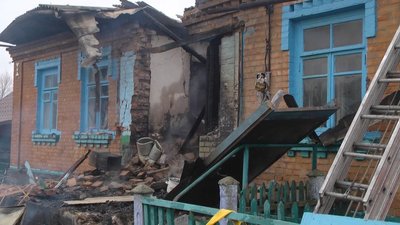 Мешканка Хмельниччини, в будинок якої влетів уламок російської ракети, у лікарні в шоковому стані Мешканка Хмельниччини, в будинок якої влетів уламок російської ракети, у лікарні в шоковому стані
