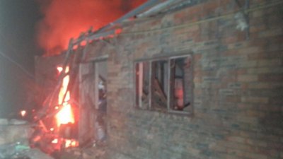 Обстріли, Дніпропетровщина, загинули дві людини, горить будинок