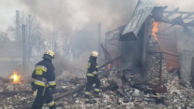 Вдарили трьома ракетами, загинув чоловік.11 березня 2022 року війська РФ вперше атакували цивільну інфраструктуру Дніпра