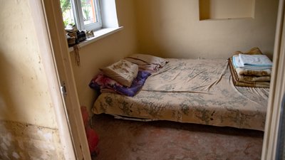 В будинку Сільвії вода стояла на рівні півтора метра. Зруйновано меблі та підлогу. Техніка ремонту не підлягає. Фото: Суспільне Буковини