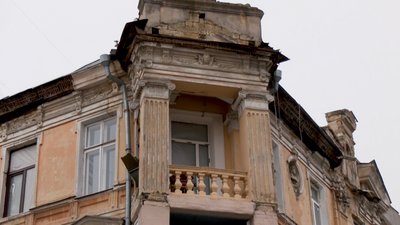 Заливає кімнату під час дощу: в Одесі після ракетного удару в будинку почав протікати фасад