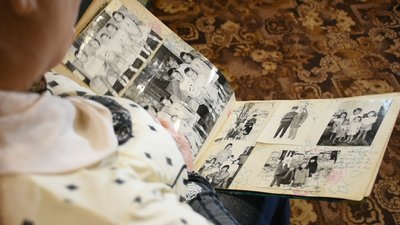 Валентина Панченко переглядає дитячі фото свого сина Валентина Панченко переглядає дитячі фото свого сина