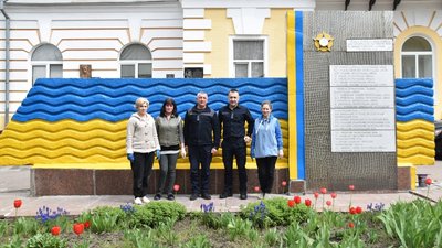 У Кропивницькому рятувальники декомунізували стелу біля свого загону