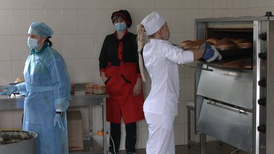 Допомагали поранені: тисячу пасок для воїнів на Схід спекли у госпіталі на Рівненщині Допомагали поранені: тисячу пасок для воїнів на Схід спекли у госпіталі на Рівненщині