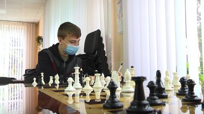У шаховому клубі, всі учні займаються у захисних масках. Фото: Суспільне У шаховому клубі, всі учні займаються у захисних масках. Фото: Суспільне