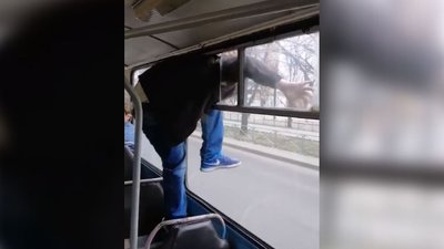 Відмовився платити і вдарив кондукторку: у черкаському тролейбусі чоловік втік через вікно