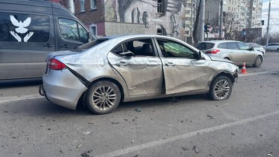 У Сумах російський безпілотник влучив у проїжджу частину: четверо людей поранені