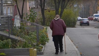 Тернопільські правоохоронці затримали жінку, яка вкрала гроші в пенсіонерки