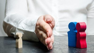 Діти сплять на підлозі без належних умов та догляду