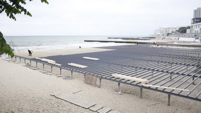 На узбережжі Одеси зводять настил. У мерії заявили про ремонт колектору