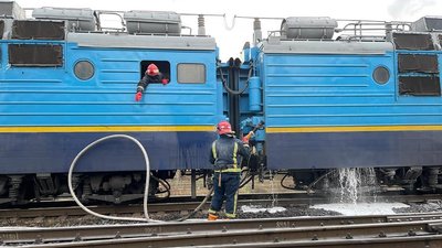 На Рівненщині загорівся агрегат локомотива. Пасажирів потяга евакуювали На Рівненщині загорівся агрегат локомотива. Пасажирів потяга евакуювали