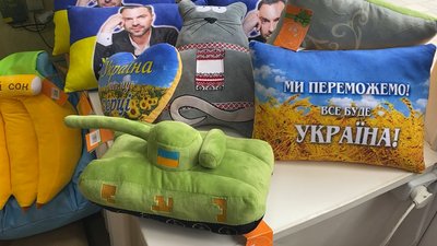 «Бойові гуси» та «Джавелінчики»: патріотична колекція м'яких іграшок ніжинської фабрики