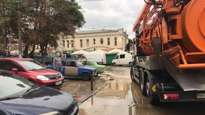 В центрі Одеси з-під землі ллється вода В центрі Одеси з-під землі ллється вода