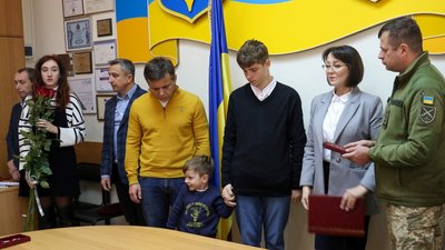 У Житомирі рідним загиблих воїнів передали державні нагороди У Житомирі рідним загиблих воїнів передали державні нагороди