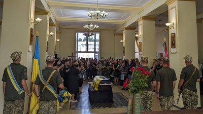 Церемонія прощання з Сергієм Семенюком, 30 серпня 2023. Фото: Славутська міська рада. Церемонія прощання з Сергієм Семенюком, 30 серпня 2023. Фото: Славутська міська рада.